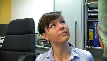 Trong phim sex load nhanh caboose không cạo râu của anh ấy